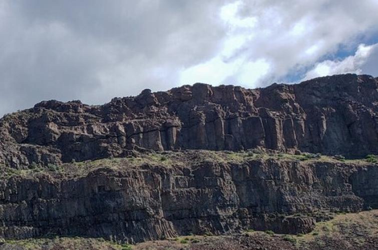 View from a valley in Frenchman Coulee