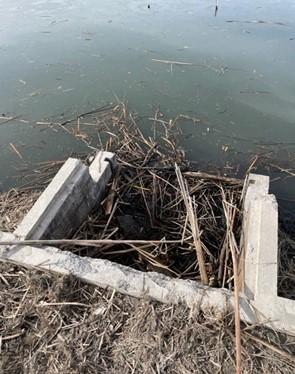 Debris blocking structure in water